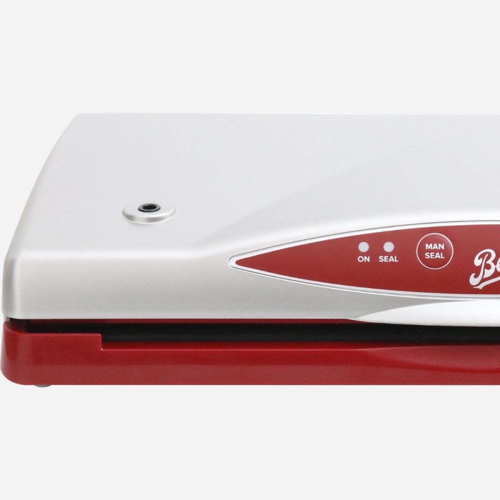 Nahaufnahme des oberen Teils der Berkel Minivac, kleine Vakuummaschine, mit den Kontrollleuchten "On", "Seal" und "Man Seal" auf dem Bedienfeld.