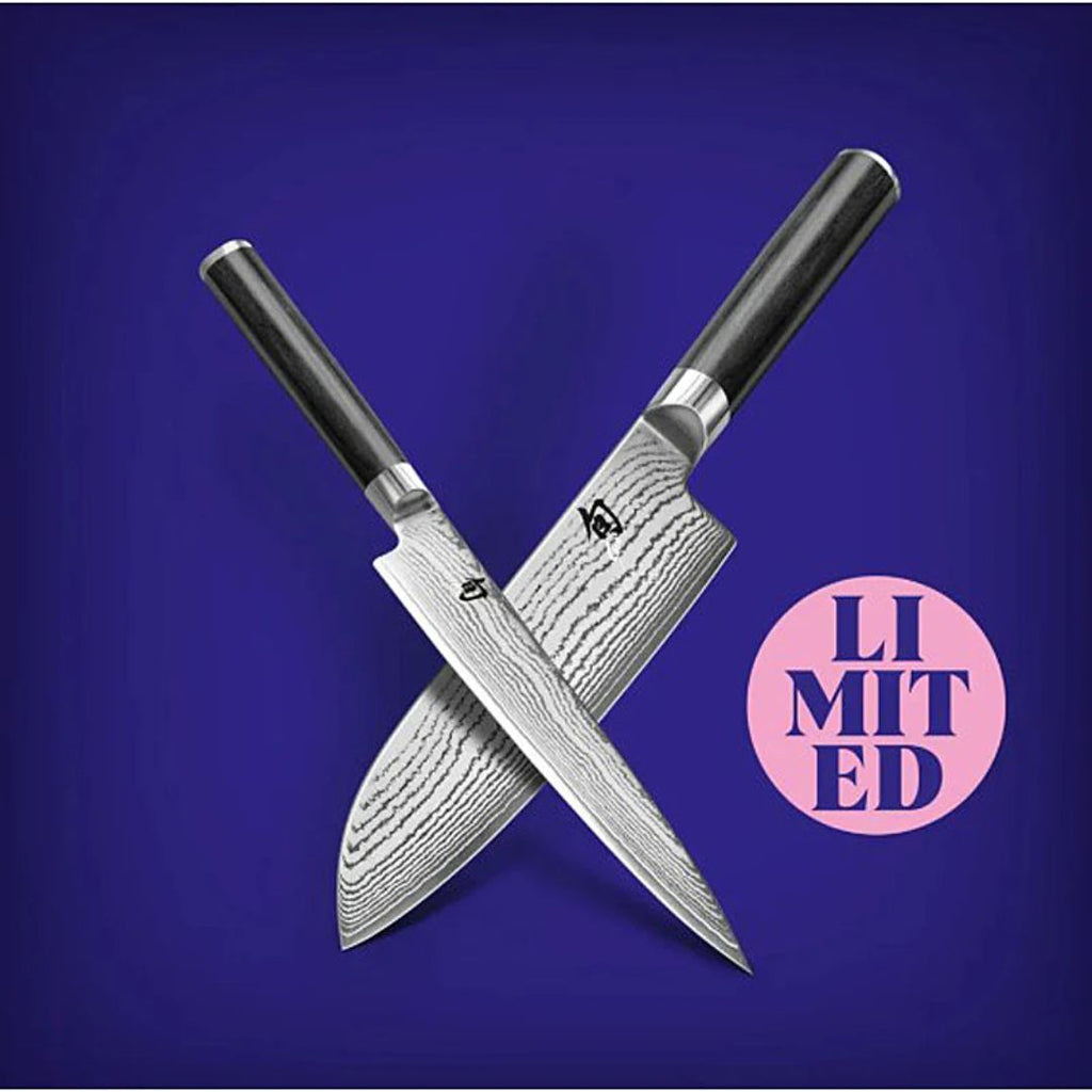 Zwei japanische Kochmesser aus dem KAI Shun Classic Set DM-W25, Allzweckmesser+Santoku, "THE MAGIC KAI WISHLIST" mit gemusterten Klingen vor dunkelblauem Hintergrund. Ein fetter rosa Kreis auf der rechten Seite liest "LIMITED.