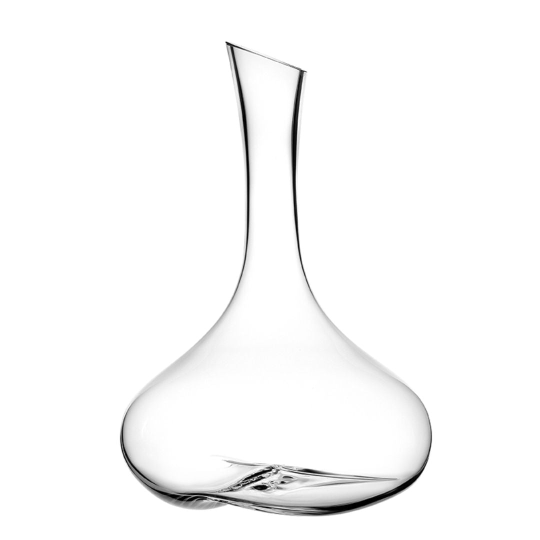 Der Dekanter Pebble von Zieher aus Kristallglas - 1,8 L Handarbeit ist ein klarer Dekanter mit breitem Boden, hohem schmalen Hals und leicht schräger Öffnung oben.
