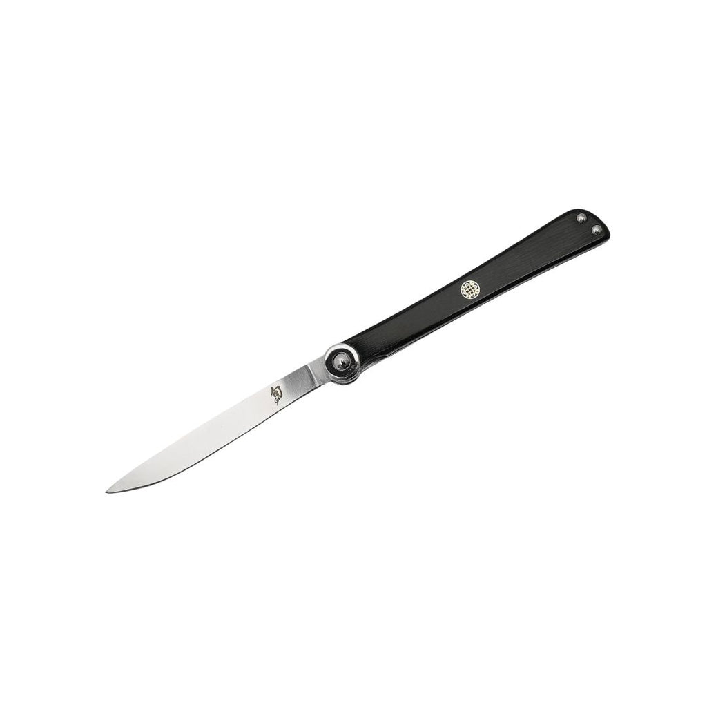 Das Kai Shun Taschenmesser Higo Nokami - limitiert ist ein schlankes, klappbares Messer mit einer geraden, schmalen Klinge aus rostfreiem Stahl und schwarzem Griff, abgebildet auf einem weißen Hintergrund.