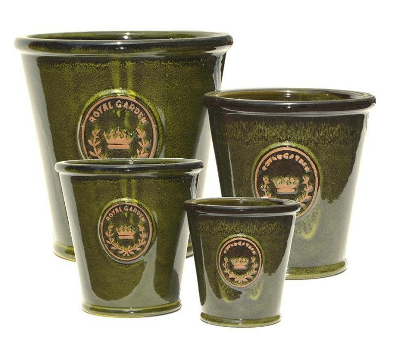 Vier glasierte Pflanzkübel „Garden Green“ (Höhe 19–38 cm) aus glänzender grüner Keramik, die jeweils mit einem gold-schwarzen „Royal Garden“-Emblem mit Krone und Lorbeerkranz verziert sind, sind ansprechend zusammengestellt.