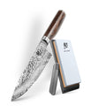 Das KAI Shun Premier Bundle | Tim Mälzer TDM-1706-W25 mit Kochmesser, Schleifstein und Schärfhilfe "THE MAGIC KAI WISHLIST" wird auf einem weißen Hintergrund dargestellt.