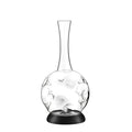 Der Weindekanter "Eddy" - 1,5L Karaffe aus Borosilikatglas von Zieher zeigt ein innovatives Design mit hohem, schmalem Hals, rundem Boden und künstlerischen Vertiefungen, stehend auf schwarzer runder Basis.