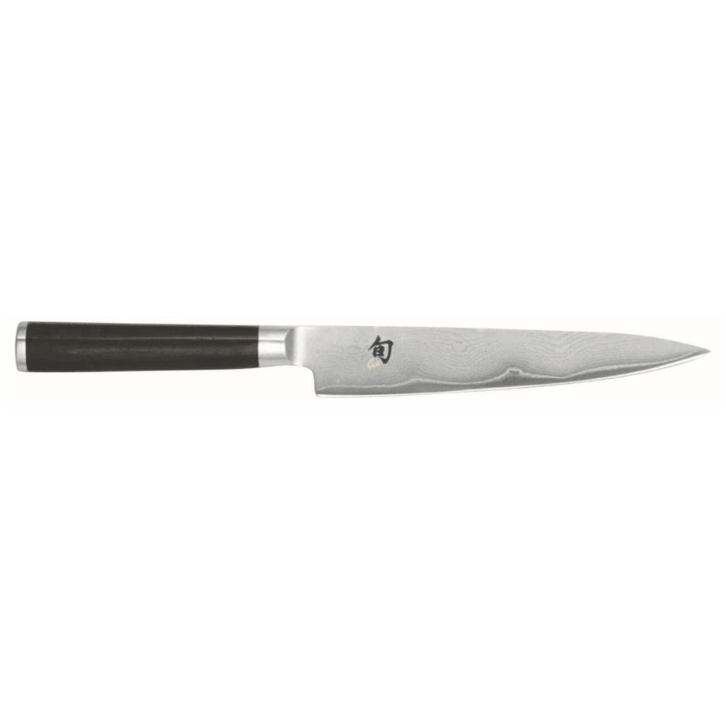 Das KAI Shun Classic Set DM-W25 "THE MAGIC KAI WISHLIST" enthält ein Allzweckmesser und ein Santoku mit schwarzen Griffen, silberglänzenden Klingen mit dezentem Wellenmuster und einem kleinen japanischen Logo in der Nähe der Basis.