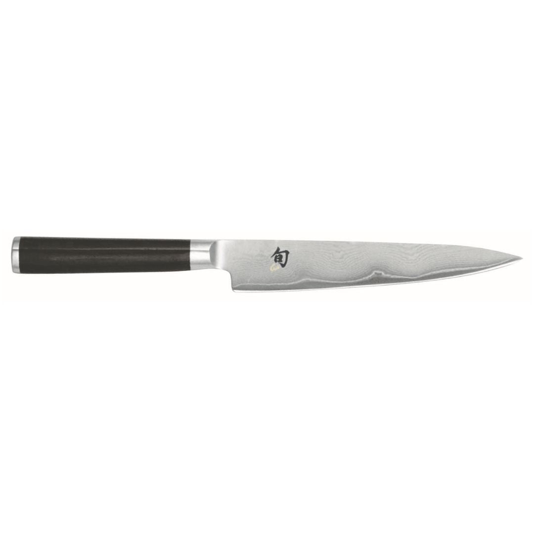 Das KAI Shun Classic Set DM-W25 "THE MAGIC KAI WISHLIST" enthält ein Allzweckmesser und ein Santoku mit schwarzen Griffen, silberglänzenden Klingen mit dezentem Wellenmuster und einem kleinen japanischen Logo in der Nähe der Basis.