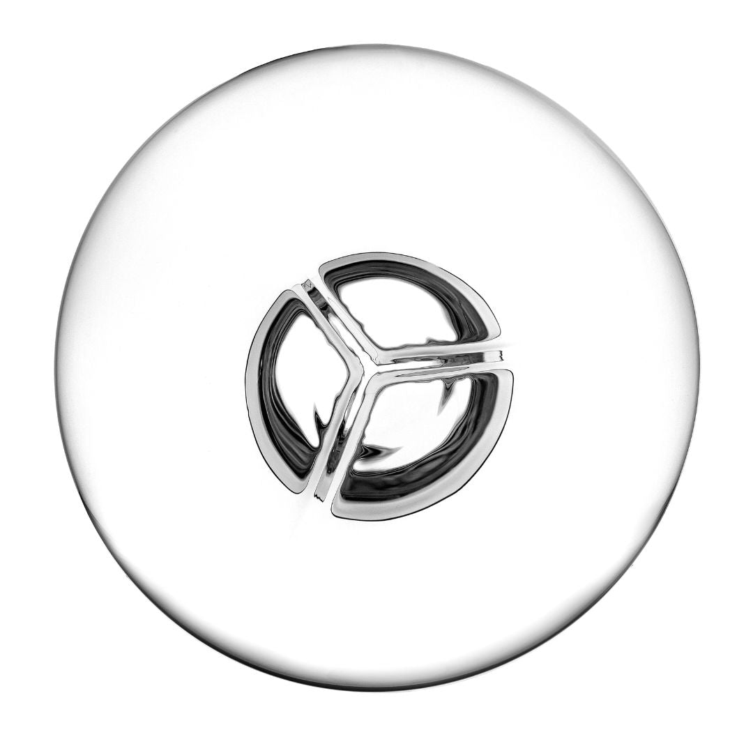 Ein runder, glänzend verchromter Ablaufdeckel mit dreiteiligem Mittelteil, der an den Dekanter Pebble von Zieher aus Kristallglas - 1,8 L Handarbeit erinnert, von oben gesehen auf weißem Grund.