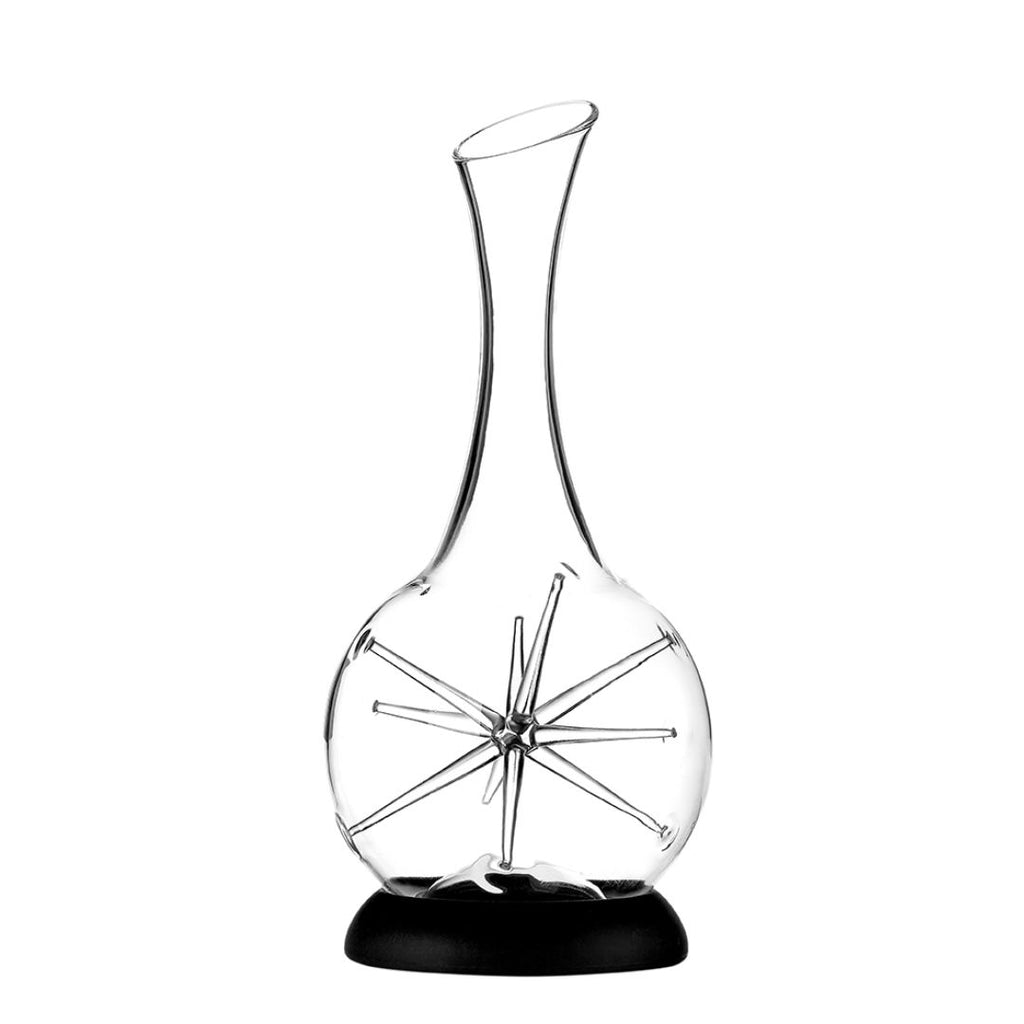 Der Weindekanter "Star" - Exklusive Karaffe mit Sternendesign von Zieher (34 cm) ist eine elegante Glaskaraffe mit rundem Boden, langem Hals und Sternstruktur im Inneren, die auf einem schwarzen Standfuß präsentiert wird.