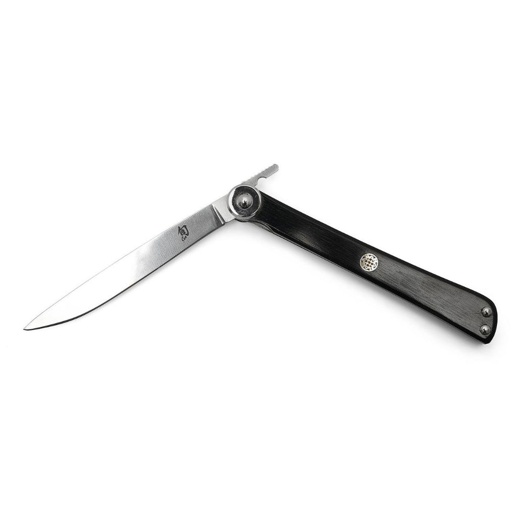 Das limitierte Kai Shun Taschenmesser Higo Nokami verfügt über eine elegante Klinge aus rostfreiem Stahl, einen schwarzen Griff und einen dekorativen silbernen Akzent in der Nähe der Basis.