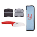 Das KAI Tim Mälzer Junior-Kochmesser mit Messertasche und Fingerprotektor "THE MAGIC KAI WISHLIST 2025" verfügt über eine kleine weiße Keramikklinge, einen roten Griff, einen Klingenschutz, eine graue Hülle und eine hellblaue Hülse mit einem roten Stierkopfmotiv.