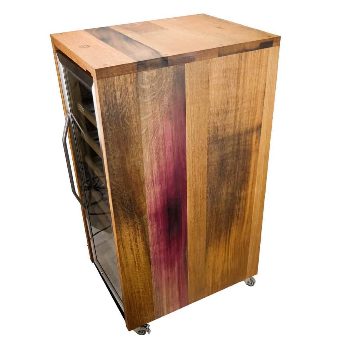 Ein Holzschrank mit einer Glasseitenwand, einem Metallgriff und Lenkrollen. Das Holz weist eine Mischung aus natürlichen Brauntönen und einem markanten violetten Fleck auf, der vertikal von oben nach unten verläuft.