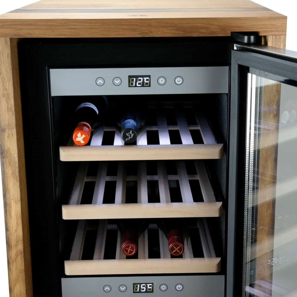 Ein hölzerner Weinkühler mit Glastür steht leicht geöffnet und gibt den Blick auf drei Regale aus Holzlatten frei. Auf jedem Regal liegen mehrere Flaschen Wein horizontal. Auf der oberen Tafel sind die Temperatureinstellungen zu sehen.
