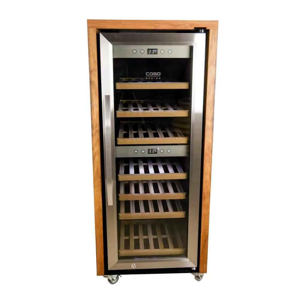 Ein Weinkühlschrank aus Edelstahl und Holz mit einer Glastür, in der sich mehrere Holzregale befinden. Der Kühlschrank steht auf Rädern und verfügt oben über zwei digitale Temperaturanzeigen.