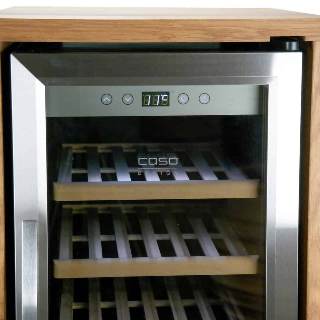 Ein eleganter Weinkühler aus Edelstahl mit Holzregalen, von vorne betrachtet. Die digitale Temperaturanzeige oben zeigt 13,7 °C an. Die Innenbeleuchtung beleuchtet den Markennamen Caso und die beiden leeren Regale im Inneren. Das Äußere hat einen Holzrahmen.