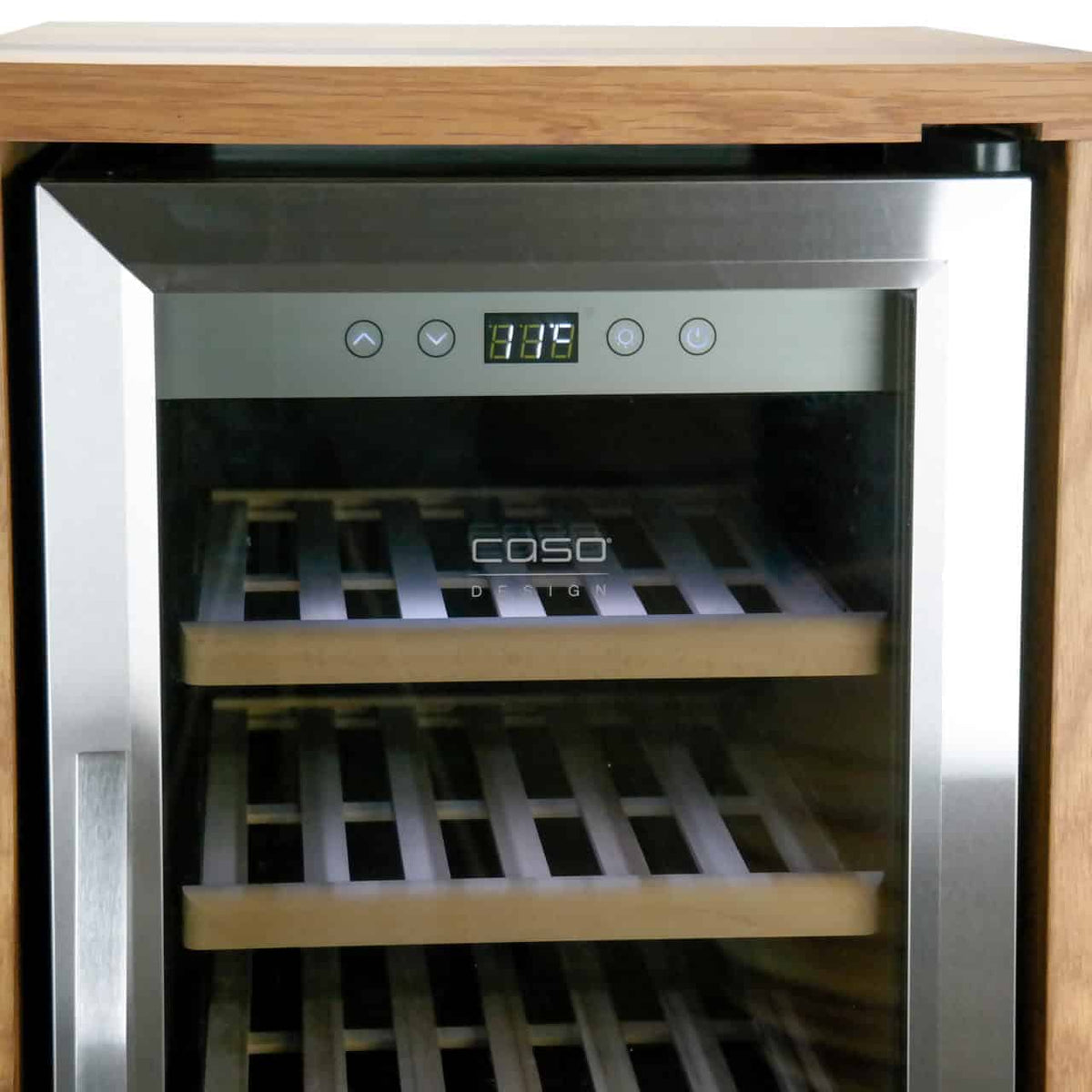 Ein eleganter Weinkühler aus Edelstahl mit Holzregalen, von vorne betrachtet. Die digitale Temperaturanzeige oben zeigt 13,7 °C an. Die Innenbeleuchtung beleuchtet den Markennamen Caso und die beiden leeren Regale im Inneren. Das Äußere hat einen Holzrahmen.