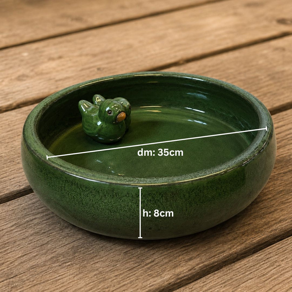Eine grüne Keramikschale mit einem kleinen Vogelornament darin, die auf einer Holzunterlage steht. Der Durchmesser der Schale ist mit 35 cm und ihre Höhe mit 8 cm angegeben.