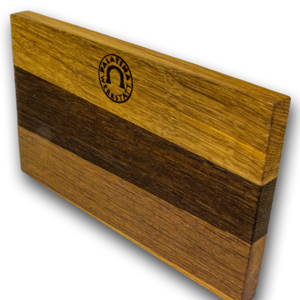 Das Palatina Frühstücksbrett 30x18 cm, ein Küchenbrett aus der Pfalz, zeigt drei horizontale Holzstreifen und ein rundes Logo am oberen Rand. Es wird vor weißem Hintergrund präsentiert.