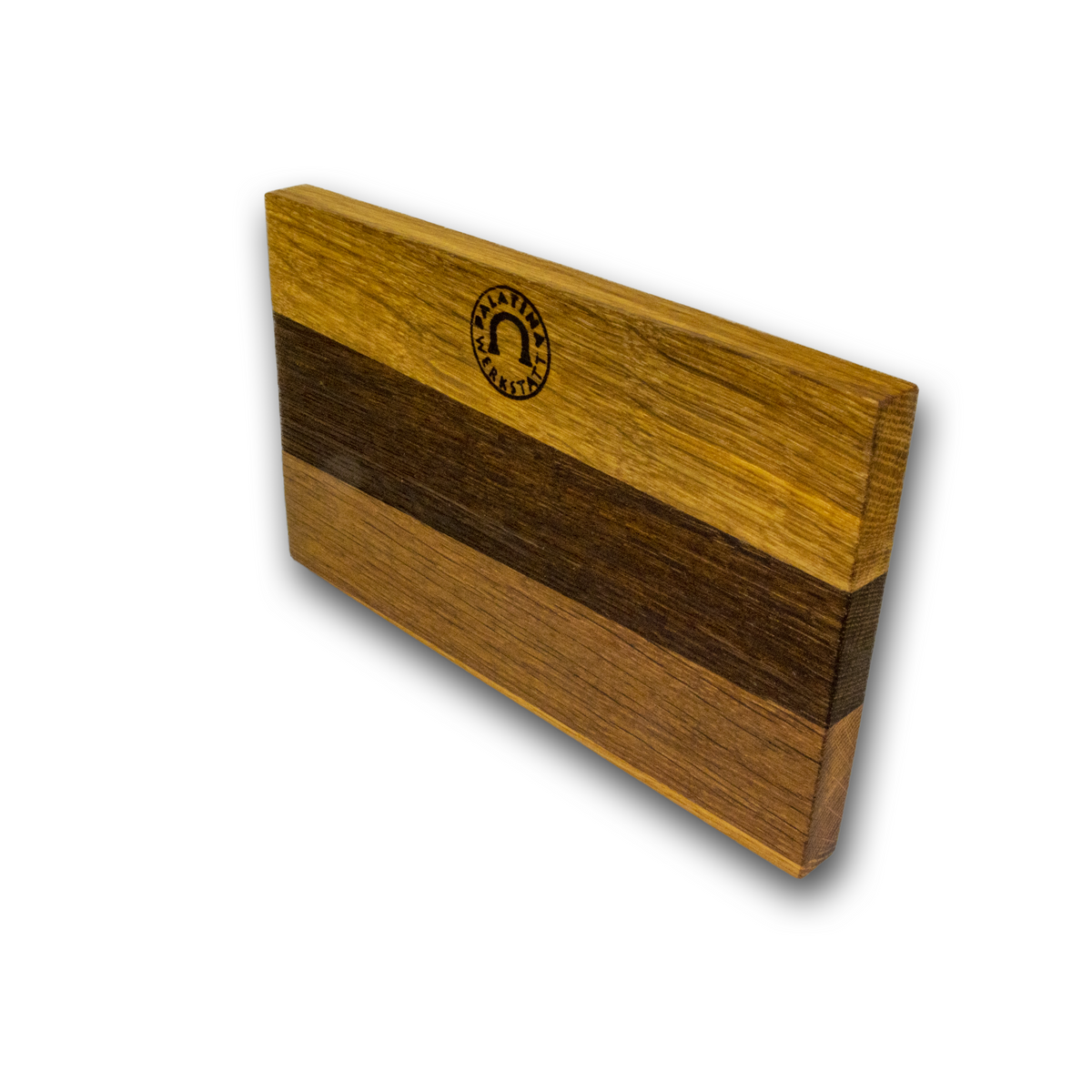 Ein rechteckiges, handgefertigtes Schneidebrett aus Fassdauben (Eiche) mit den Maßen 25 x 15 cm steht aufrecht und zeigt ein Streifenmuster aus hellem bis dunklem Holz. Das Brett ist mit einem kreisförmigen Logo verziert, das die Silhouette einer Person und die Worte „TAFT GOODS“ im Kreis zeigt. Der Hintergrund ist schlicht weiß.