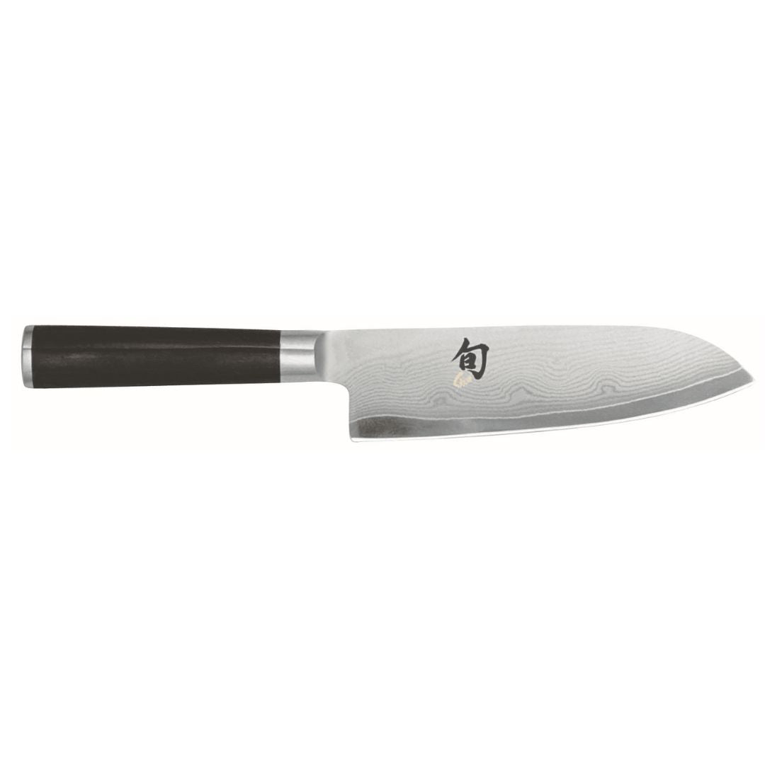 Das KAI Shun Classic Set DM-W25 "THE MAGIC KAI WISHLIST" enthält ein Allzweckmesser und ein Santoku mit dunklen Griffen, breiten, leicht gebogenen Klingen, Wellenmustern und japanischen Schriftzeichen in Griffnähe.