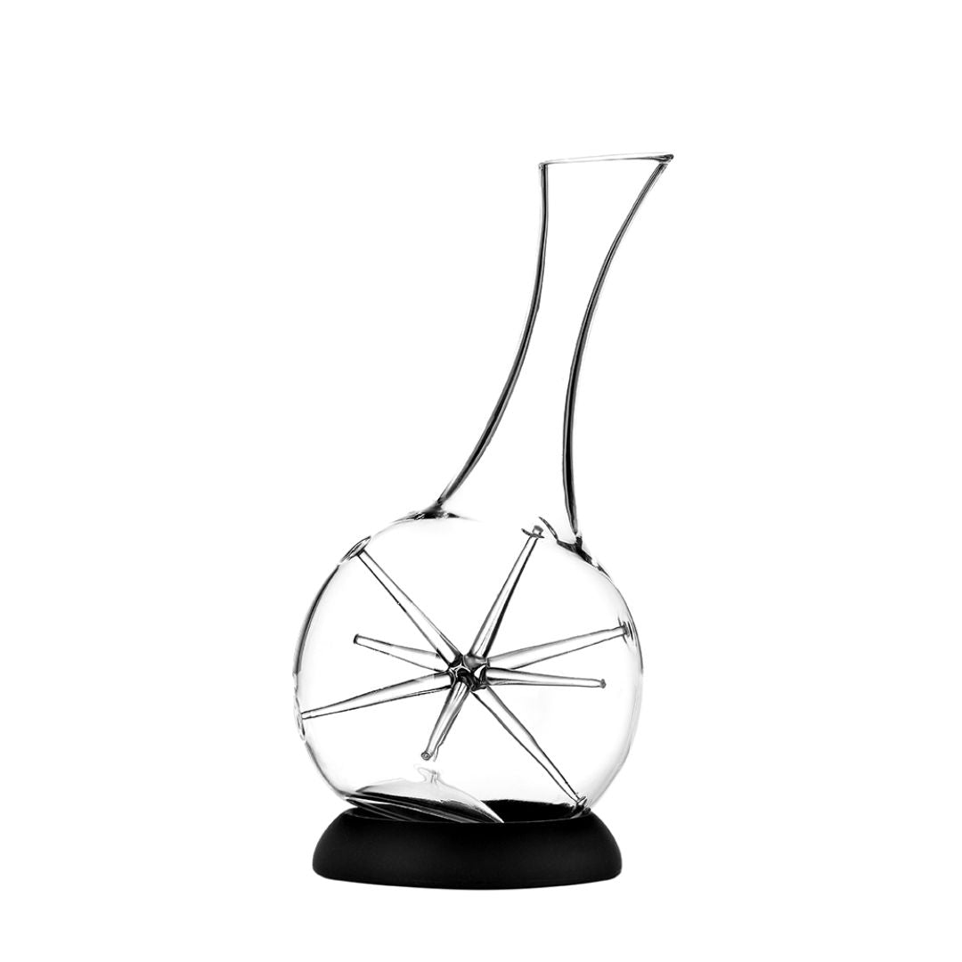 Der Weindekanter "Star" - Exklusive Karaffe mit Sternendesign (34 cm, Zieher) hat einen runden Sockel, einen schrägen Hals und eine einzigartige Sternverzierung im Inneren, die elegant auf einem schwarzen Ständer präsentiert wird.