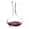 Der Dekanter Pebble von Zieher aus Kristallglas, 1,8 L handgefertigt, mit breitem Rundboden und hohem schlanken Hals, teils mit Rotwein gefüllt und vor weißem Hintergrund präsentiert.