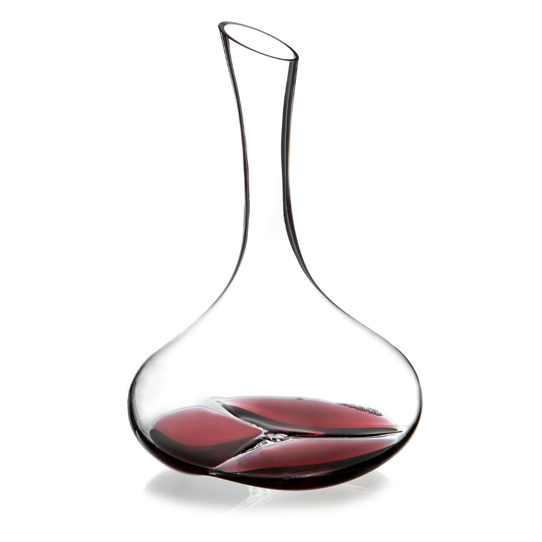 Der Dekanter Pebble von Zieher aus Kristallglas, 1,8 L handgefertigt, mit breitem Rundboden und hohem schlanken Hals, teils mit Rotwein gefüllt und vor weißem Hintergrund präsentiert.