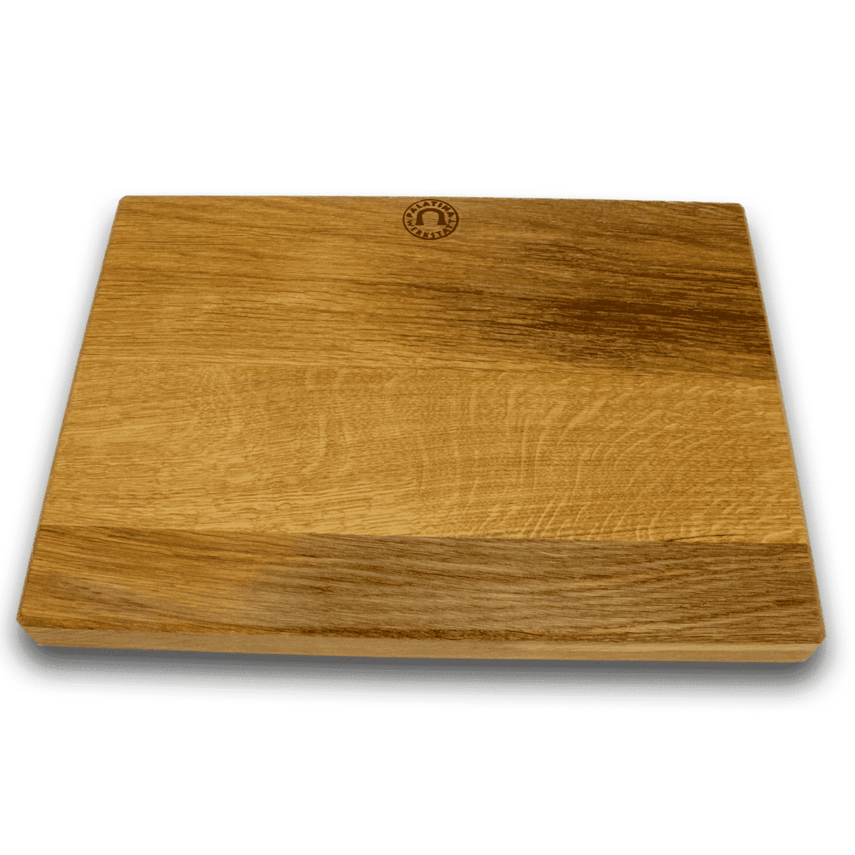 Das Küchen Schneidebrett 40x30 cm aus Holz von alten Weinfässern ist ein rechteckiges Schneidebrett aus Holz mit einer natürlichen Maserung aus alten Weinfässern. Es hat eine glatte Oberfläche und ein kleines Markenemblem mit einem runden Logo in der oberen Mitte. Die Kanten des Bretts sind leicht abgerundet.