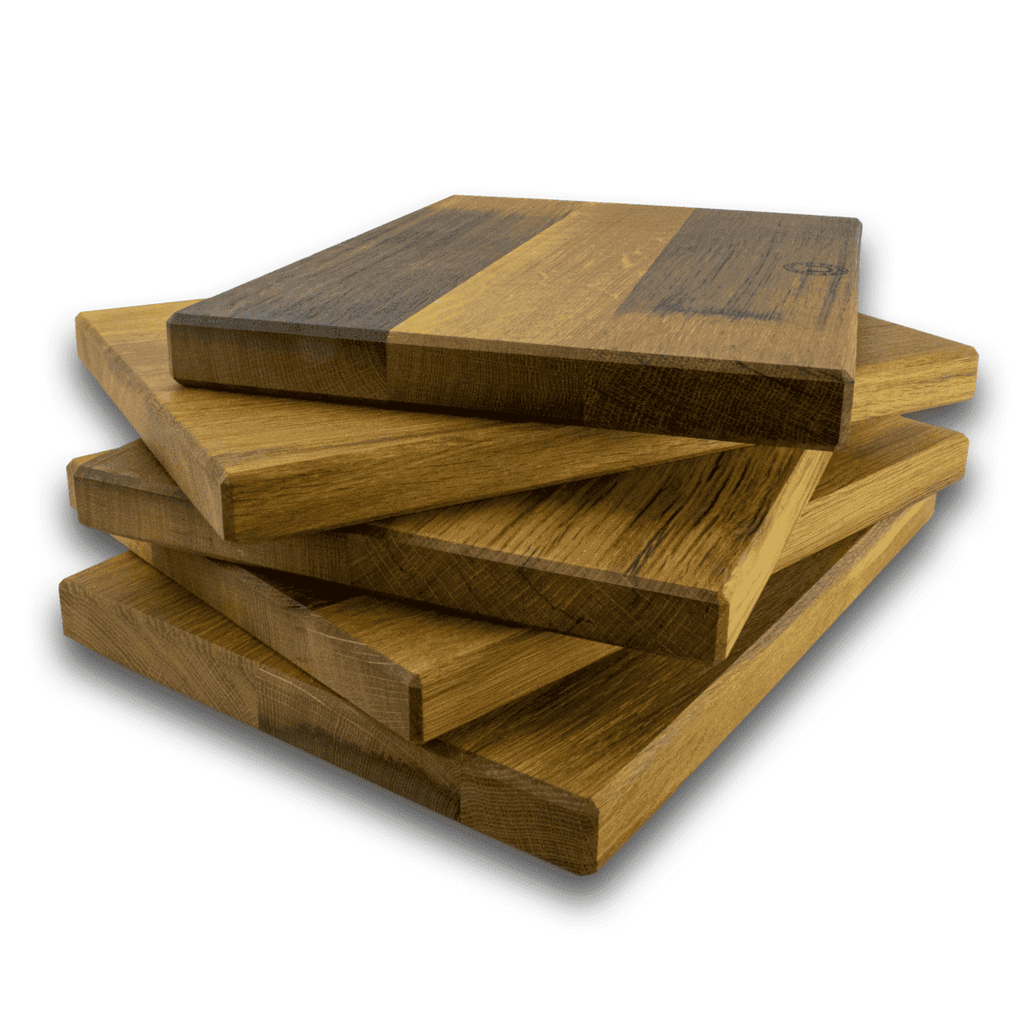 Ein Stapel von fünf Küchen-Schneidebrettern 40x30 cm aus Holz von alten Weinfässern, schräg angeordnet. Die unterschiedlichen Brauntöne und ausgeprägten Maserungen heben die natürliche Holzstruktur hervor und erzeugen einen optisch ansprechenden Kontrast innerhalb der Kollektion.