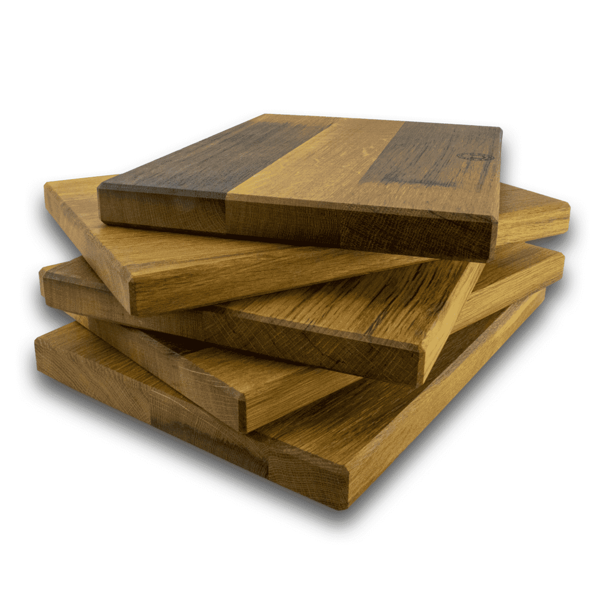 Ein Stapel von fünf Küchen-Schneidebrettern 40x30 cm aus Holz von alten Weinfässern, schräg angeordnet. Die unterschiedlichen Brauntöne und ausgeprägten Maserungen heben die natürliche Holzstruktur hervor und erzeugen einen optisch ansprechenden Kontrast innerhalb der Kollektion.