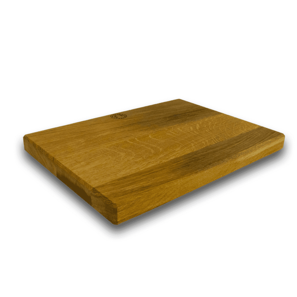 Ein großes, rechteckiges Küchen-Schneidebrett 40 x 30 cm aus wiederverwendetem Holz von alten Weinfässern mit natürlicher Holzmaserung. Es hat eine glatte Oberfläche und leicht abgeschrägte Kanten, mit einem kleinen Logo oder Emblem in der oberen linken Ecke auf einem schlichten weißen Hintergrund.