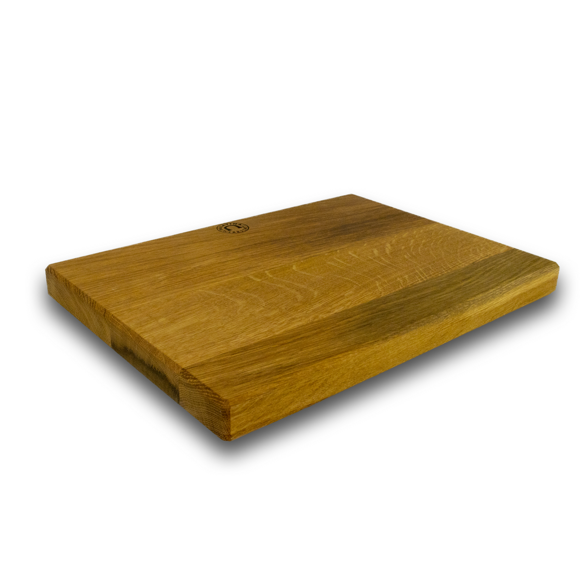 Das rechteckige, handgefertigte Holzschneidebrett aus dem Set Kai Shun Classic White | DM-0705W Brotmesser 23,0 cm Damastklinge + Schneidebrett hat eine glatte Oberfläche, bei der die natürliche Holzmaserung deutlich sichtbar ist. Das Brett ist angewinkelt, um seine Dicke hervorzuheben, und hat leicht abgeschrägte Kanten. Ein kleines Markenlogo ist elegant in der Nähe der oberen Oberfläche eingraviert und ist somit ein ideales Schaustück für Ihr Kai Shun Classic White Brotmesser.