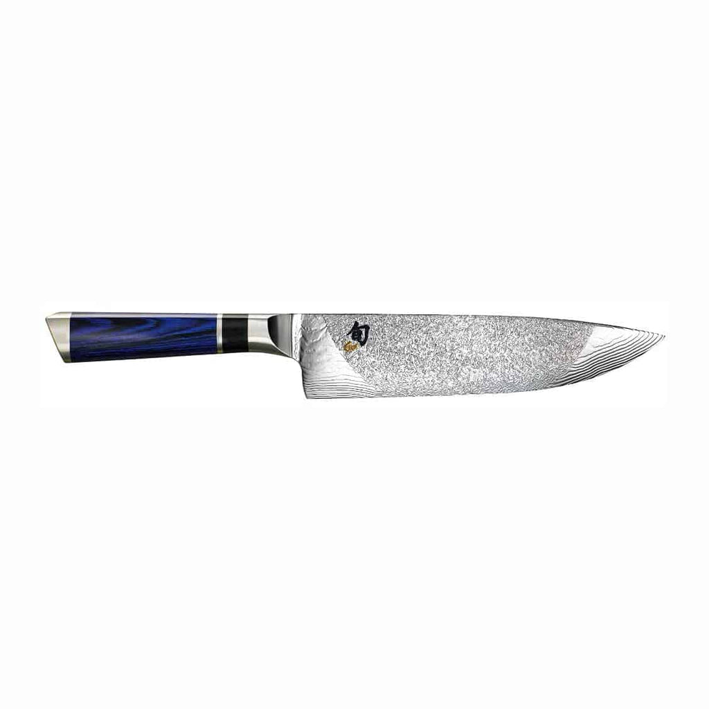 Wir präsentieren das KAI SHUN Engetsu TA-0706, ein Kochmesser in limitierter Auflage mit nur 842 verfügbaren Stück. Es verfügt über einen atemberaubenden blau-schwarzen Griff und eine strukturierte, glänzende 20 cm lange Damastklinge mit komplizierten Mustern, die sein elegantes Design hervorheben – ein Muss für jeden Kochliebhaber.