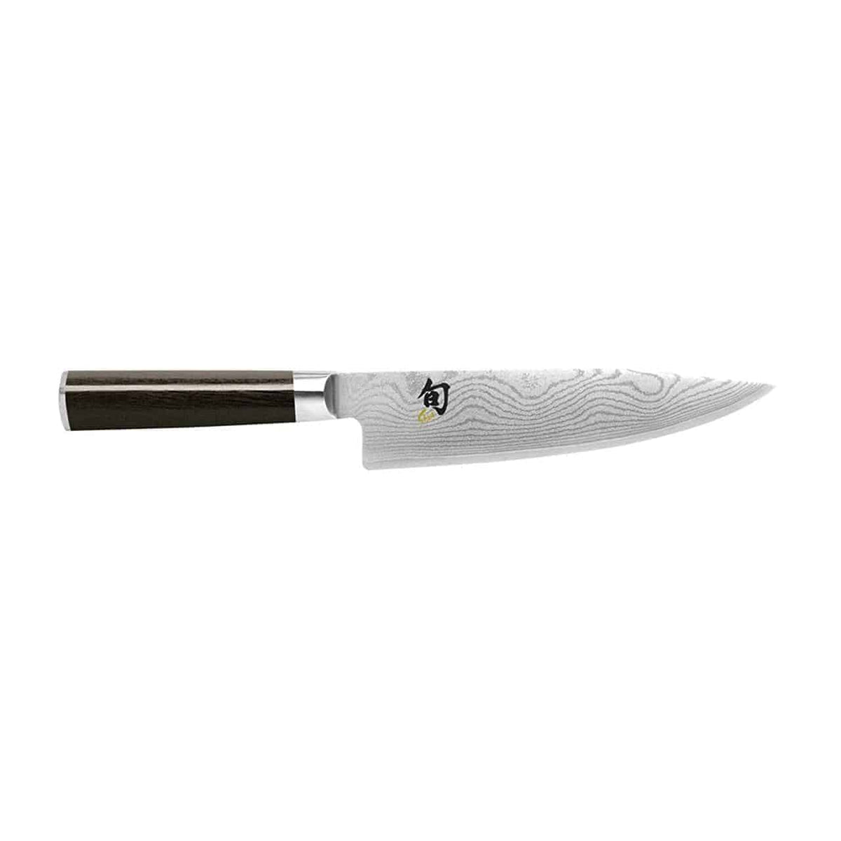 Das Kai Shun Classic DM-0706 Kochmesser 20 cm mit seiner Edelstahlklinge mit aufwendigen Wellenmustern und einem dunklen rechteckigen Griff mit Logo in Kropfnähe strahlt hohe Qualität für den professionellen Küchengebrauch aus. In perfekter Kombination mit dem hochwertigen Fassholz-Schneidebrett in den Maßen 30x18 cm ist dieses Set ideal für jeden Koch.