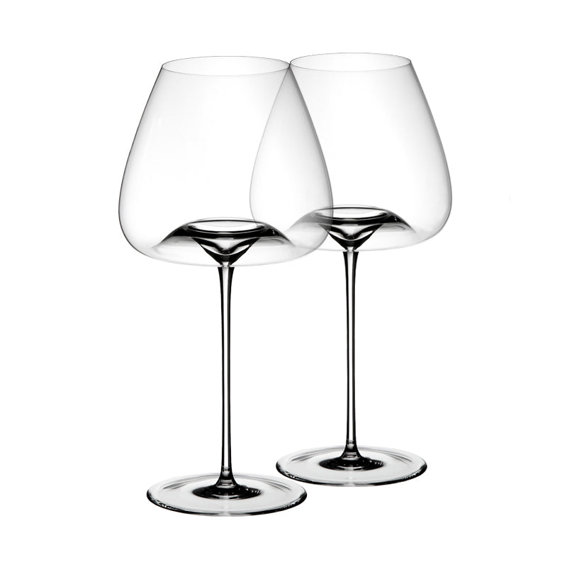 Zwei Zieher Weingläser der Balanced Vision-Serie, jeweils mundgeblasen aus Kristallglas (XXL 850 ml), stehen mit breiten Schalen und langen Stielen nebeneinander auf weißem Grund.