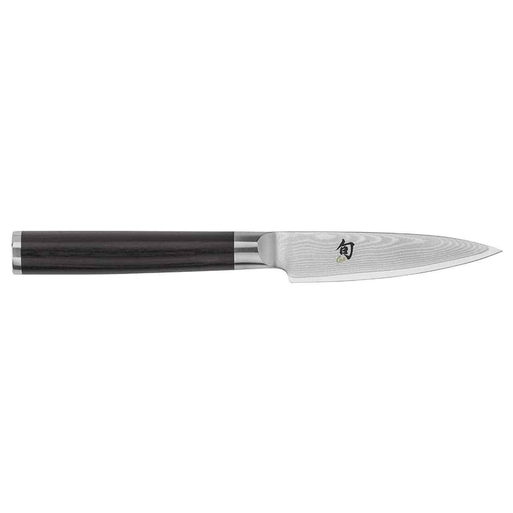 Ein elegantes, hochwertiges Kai Shun Classic DM-0700 Officemesser mit schwarzem Griff und glänzender, polierter Damaststahlklinge mit aufwendigen Wellenmustern im Damaszener-Stil. Der Griff des Messers hat einen silbernen Akzent in der Nähe der Klinge, was ihm ein modernes, raffiniertes Aussehen verleiht. Dieses exquisite 9 cm lange Messer wird mit einem eleganten Schneidebrett aus Weinfassholz in den Maßen 30 x 18 cm geliefert.