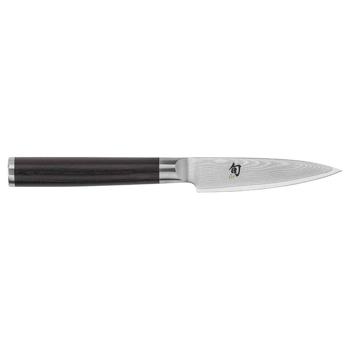 Ein elegantes, hochwertiges Kai Shun Classic DM-0700 Officemesser mit schwarzem Griff und glänzender, polierter Damaststahlklinge mit aufwendigen Wellenmustern im Damaszener-Stil. Der Griff des Messers hat einen silbernen Akzent in der Nähe der Klinge, was ihm ein modernes, raffiniertes Aussehen verleiht. Dieses exquisite 9 cm lange Messer wird mit einem eleganten Schneidebrett aus Weinfassholz in den Maßen 30 x 18 cm geliefert.