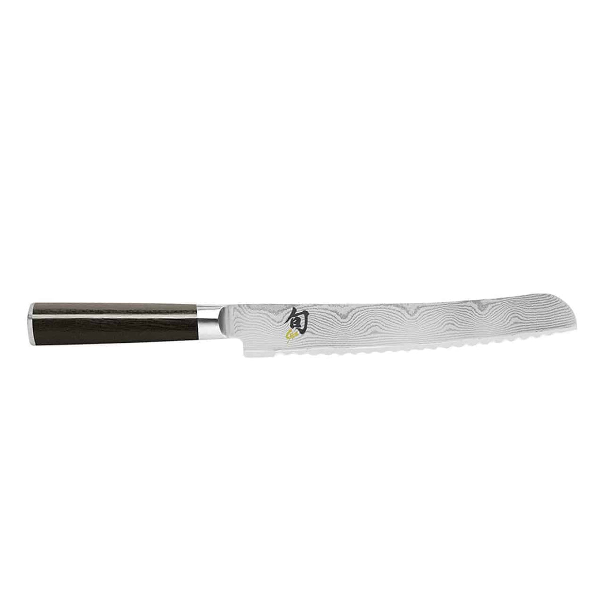 Das Kai Shun DM-0705 Brotmesser verfügt über eine 23,0 cm lange Klinge aus Damaszenerstahl mit markantem Wellenmuster. Dieses gezackte Brotmesser hat einen dunklen Holzgriff und einen hellen Metallkropf, während die Klinge in der Nähe des Griffs ein kleines Logo trägt. Der Hintergrund ist weiß und das Produkt enthält außerdem ein 30 x 18 cm großes Fassholzbrett.