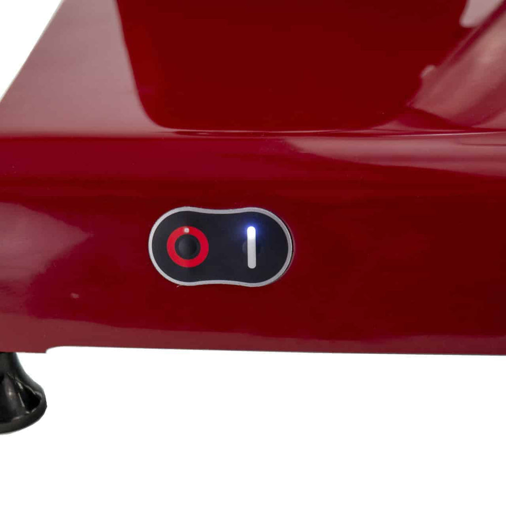 Nahaufnahme der Berkel Red Line 300 Rot, Original Profi-Aufschnittmaschine mit Einschaltknopf. Der Knopf hat einen roten Kreis mit einer Linie darin und einer weißen vertikalen Linie daneben, was anzeigt, dass er eingeschaltet ist. Diese Maschine hat einen Messerdurchmesser von 300 mm für präzises Schneiden und wird mit einem Einlegebrett aus Fassholz geliefert.