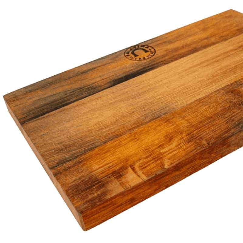 Das Palatina Frühstücksbrett 30x18 cm, ein rechteckiges Küchenbrett aus Holz aus der Pfalz, weist eine natürliche Maserung mit unterschiedlichen Brauntönen auf. Mit seiner glatten Oberfläche und dem runden Markenlogo, das an einer Kante eingeprägt ist, eignet es sich perfekt, um Ihre Kochkünste im Pfalz-Stil zu präsentieren.