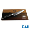 Ein Kai Shun Nagare NDC-0701 ultrascharfes Allzweckmesser mit 15 cm langer Damaszenerstahlklinge und dunklem Griff ruht auf einem zweifarbigen Schneidebrett aus Fassholz mit den Maßen 25x15 cm. Rechts daneben sind die Preise angegeben: „269-€“ reduziert von „294-€“. In der unteren rechten Ecke ist das KAI-Markenlogo zu sehen.
