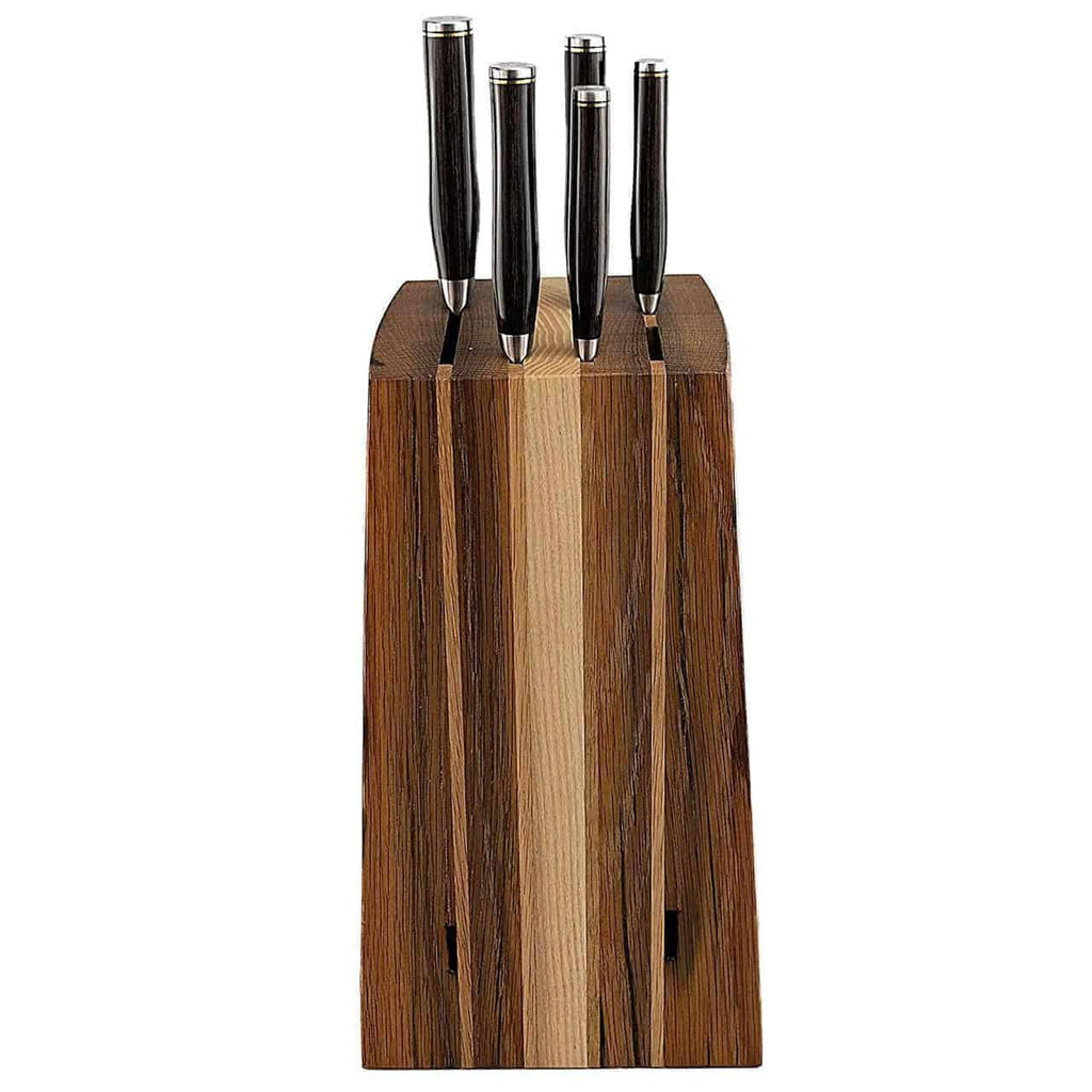 Wir präsentieren den Messerblock aus altem Weinfass, einen wunderschön gefertigten Messerblock aus Holz, der Platz für fünf hochwertige KAI Shun Tim Mälzer Damastmesser bietet. Diese Messer mit schwarzem Griff in verschiedenen Größen werden elegant vertikal im Block aufbewahrt, der ein auffälliges zweifarbiges Design mit hellen und dunklen Holzstreifen aufweist, das an ein gut gealtertes Weinfass erinnert.