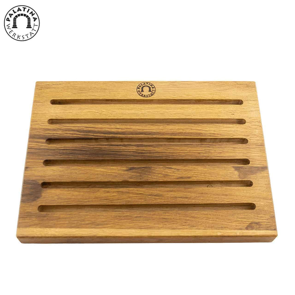 Das Brotschneidebrett 40x30 cm mit Rillen aus Fassdauben ist ein Holzschneidebrett mit mehreren Rillen und einem Logo oben in der Mitte. Das Logo besteht aus einem runden Emblem mit „PÁLATIN ÉPÉKSÉG“ und einer Abbildung einer Weizengarbe. Dieses rechteckige Schneidebrett mit den Maßen 40x30 cm ist perfekt für Ihre Küchenbedürfnisse.