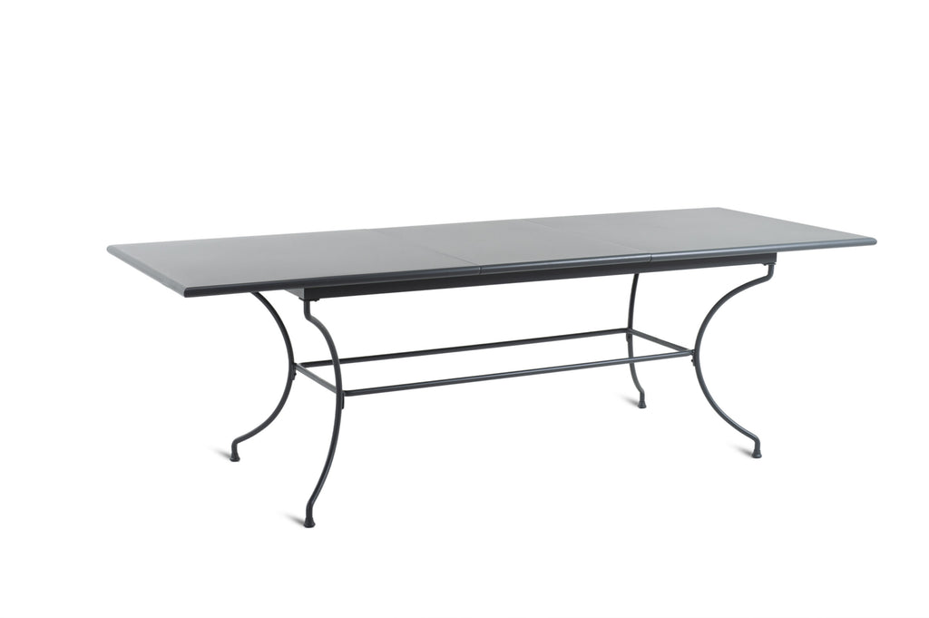 Ein eleganter, schwarzer Esstisch namens „Tisch Toscana rechteckig 180 cm“ mit einem modernen, minimalistischen Design, das sich durch seine flache Tischplatte und schlanke, geschwungene Beine auszeichnet, die durch eine horizontale Stützstange darunter verbunden sind. Dieser rechteckige Tisch mit von der Toskana inspirierter Ästhetik verfügt in der Mitte über einen ausziehbaren Abschnitt.