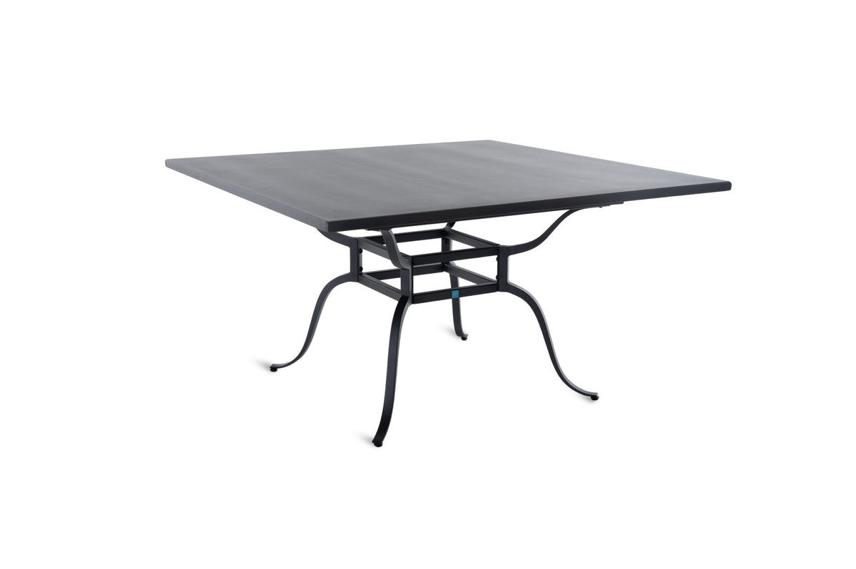 Ein moderner, minimalistischer Tisch Toscana quadratisch mit einer flachen schwarzen Oberfläche und einem filigranen, asymmetrischen Metallfuß mit geschwungenen Beinen zur Unterstützung. Das Gesamtdesign ist schlicht und modern, perfekt für ein von der Toskana inspiriertes Interieur.