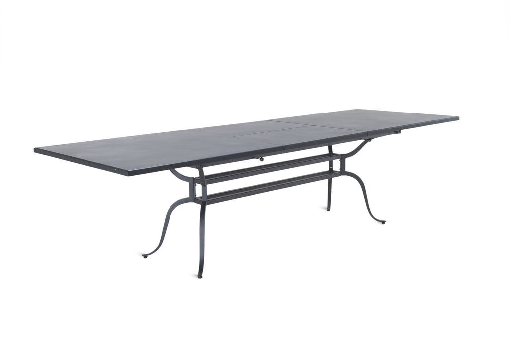 Wir präsentieren den Tisch Toscana rechteckig 220 cm, einen ausziehbaren Esstisch für den Außenbereich mit einem schlanken, minimalistischen Design. Dieser Tisch verfügt über einen dunklen Metallrahmen mit vier geschwungenen Beinen für Stabilität und eine flache Tischplatte, die ausgezogen werden kann, um mehr Gäste unterzubringen. Er ist perfekt für die Verwendung auf der Terrasse oder im Garten.