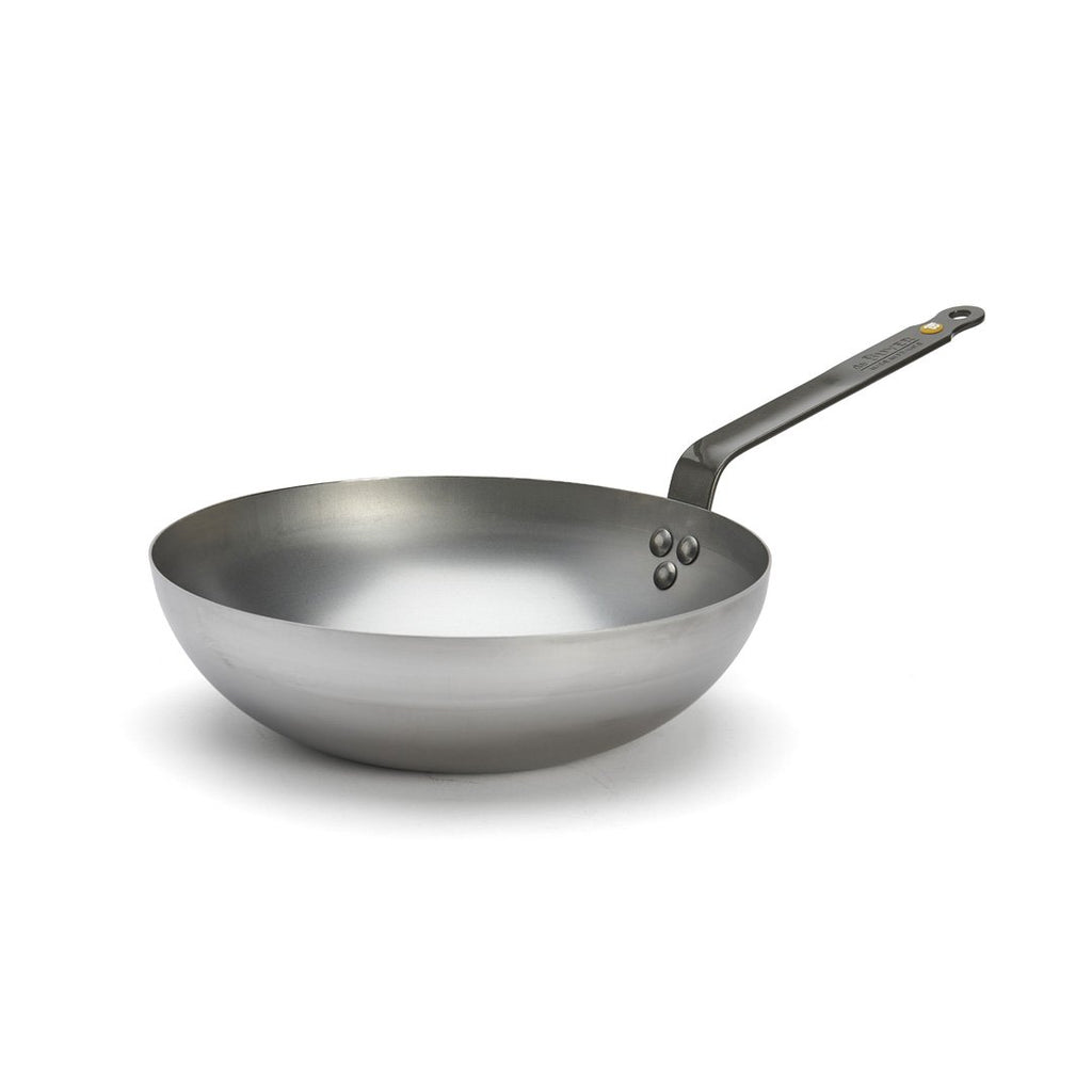 Der De Buyer Wok Mineral B, 28 cm Dm, ist ein silberner Metallwok mit flachem Boden und langem, abgewinkeltem Griff, der sich perfekt für die authentische asiatische Küche eignet und auf einem schlichten weißen Hintergrund präsentiert wird.