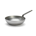 Der De Buyer Wok Mineral B, 28 cm Dm, ist ein silberner Metallwok mit flachem Boden und langem, abgewinkeltem Griff, der sich perfekt für die authentische asiatische Küche eignet und auf einem schlichten weißen Hintergrund präsentiert wird.