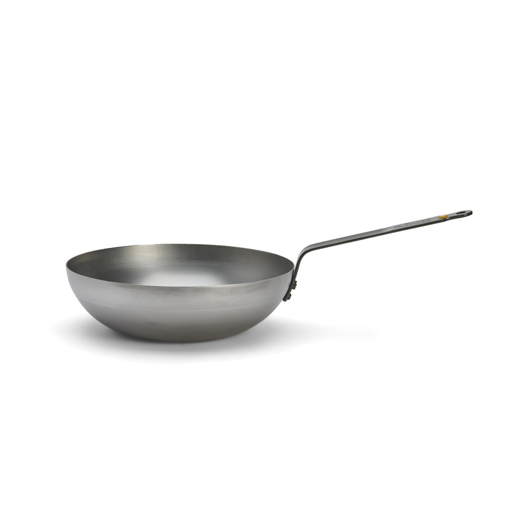 Der De Buyer Wok Mineral B, 28 cm Dm, ein großer silberner Wok für die authentische asiatische Küche mit langem, geradem Griff, breitem, rundem Boden und hohen, abgeschrägten Seiten, wird auf weißem Hintergrund gezeigt.