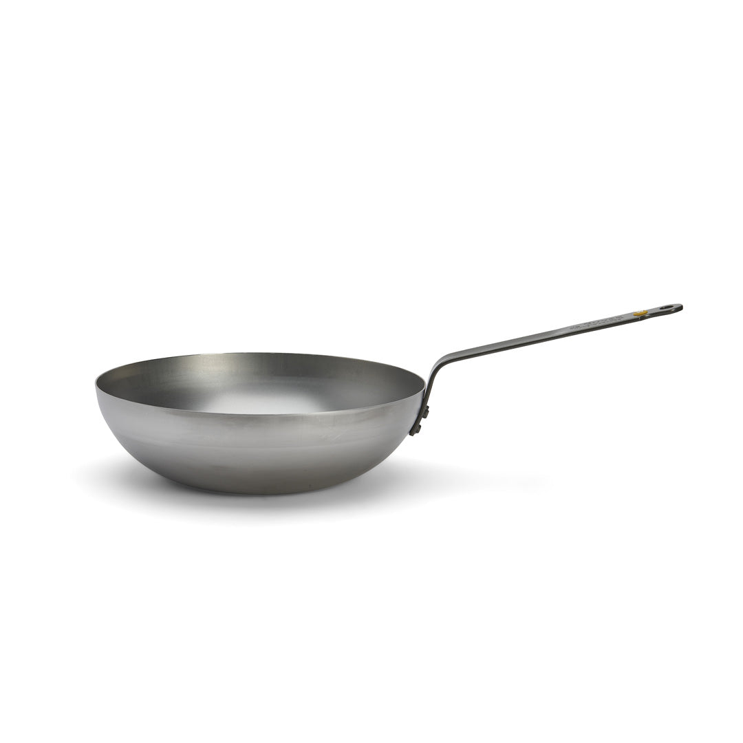Der De Buyer Wok Mineral B, 28 cm Dm, ein großer silberner Wok für die authentische asiatische Küche mit langem, geradem Griff, breitem, rundem Boden und hohen, abgeschrägten Seiten, wird auf weißem Hintergrund gezeigt.