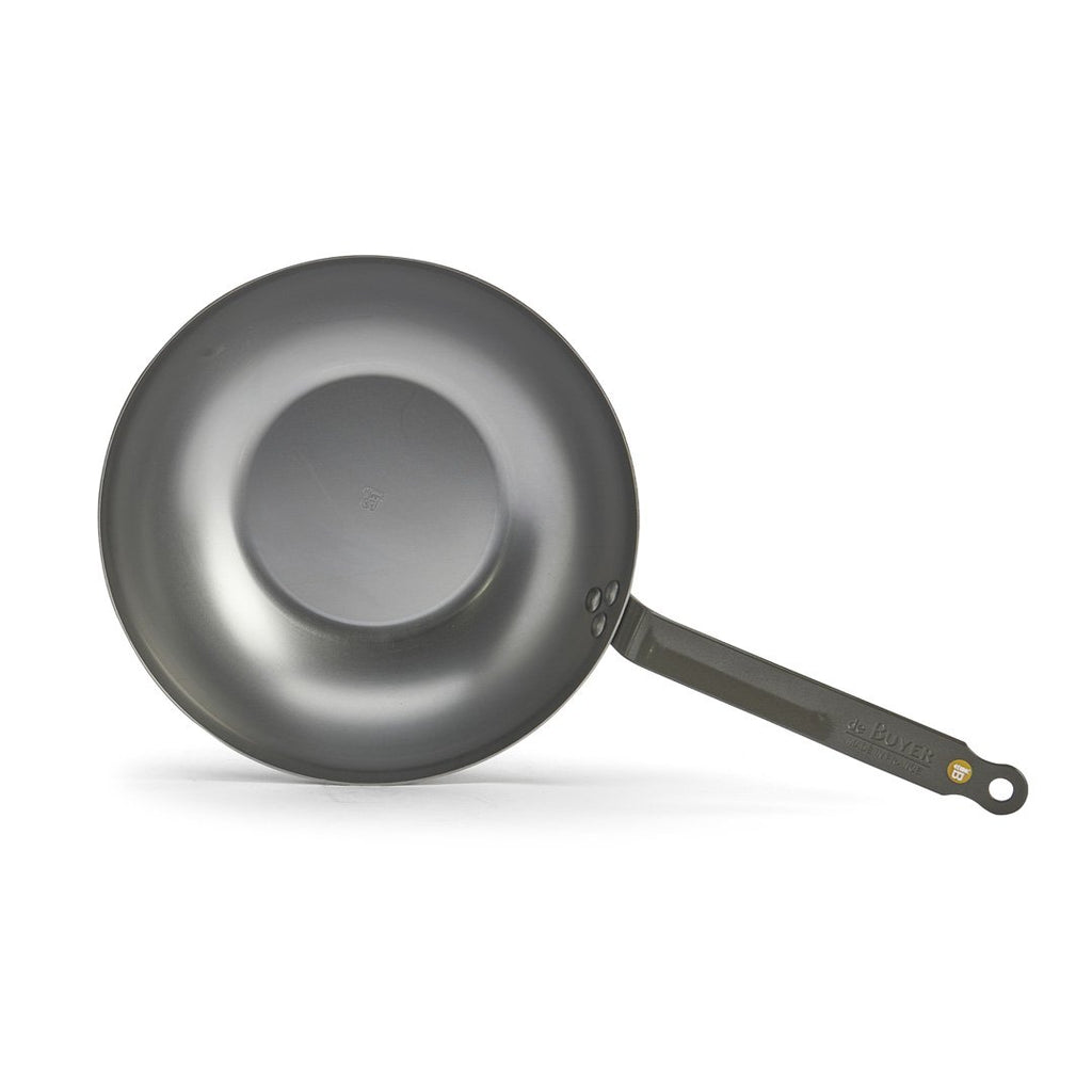 Ein De Buyer Wok Mineral B, 28 cm, in schwarz mit glattem, abgerundetem Boden und langem Griff, ideal für die authentische asiatische Küche, fotografiert auf weißem Hintergrund.