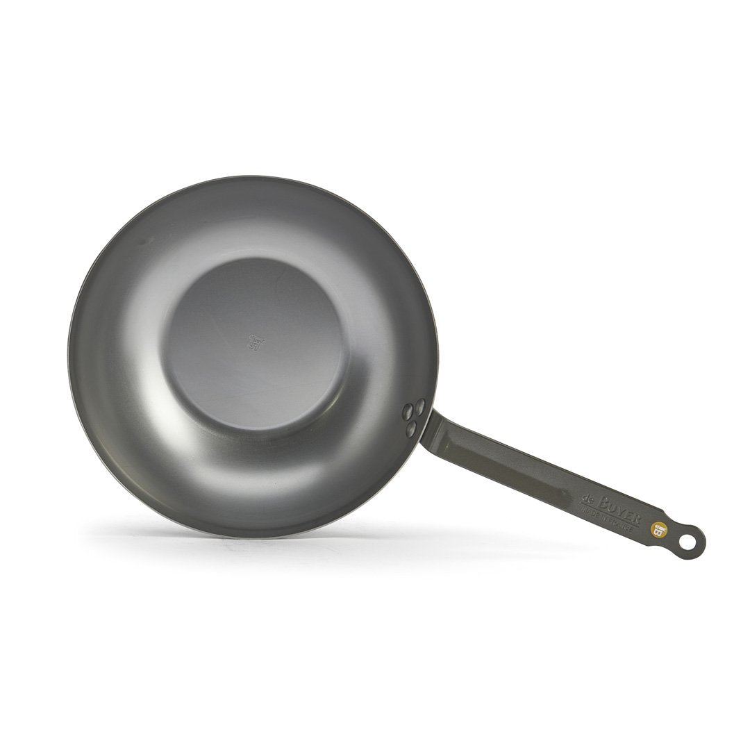 Ein De Buyer Wok Mineral B, 28 cm, in schwarz mit glattem, abgerundetem Boden und langem Griff, ideal für die authentische asiatische Küche, fotografiert auf weißem Hintergrund.